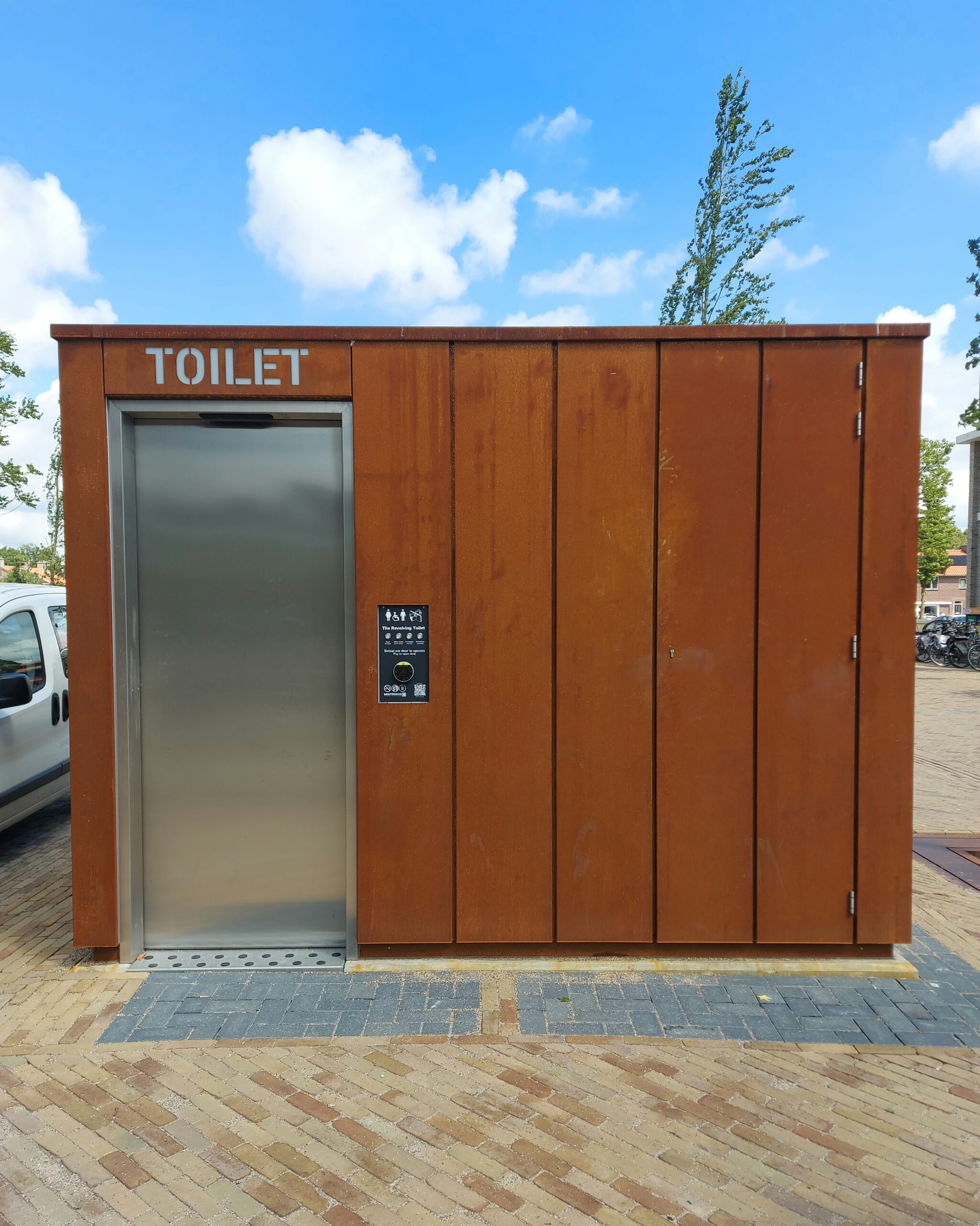Corten-steel oxidised unit in city centre 