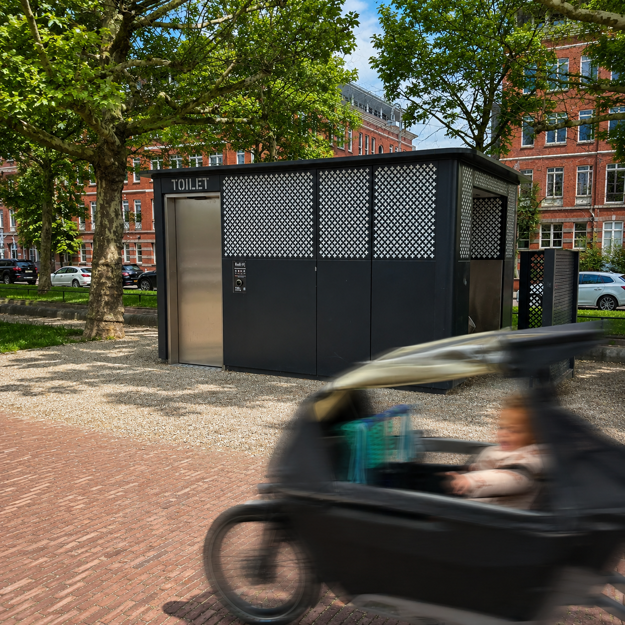 Openbaar toilet met urinoirmodule buiten op het Museumplein in Amsterdam