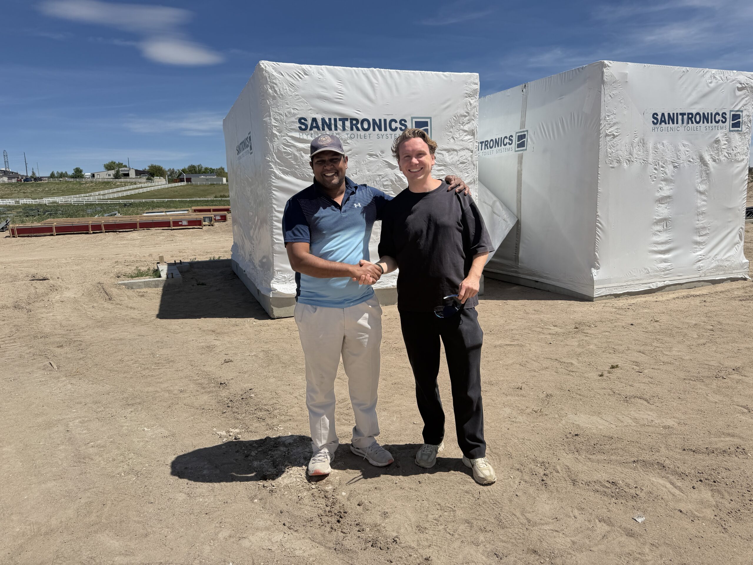 Keyshore Kodru und C J van Houwelingen vor der The Revolving Toilet-Anlage in Cheyenne, Wyoming